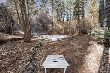 Сельский дом Dark Pine Retreat