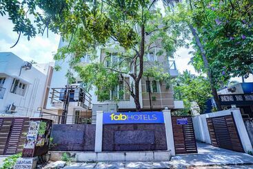 Fabhotel Home Tree Service Apartment