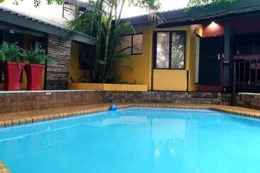 مبيت وإفطار Umlilo Lodge