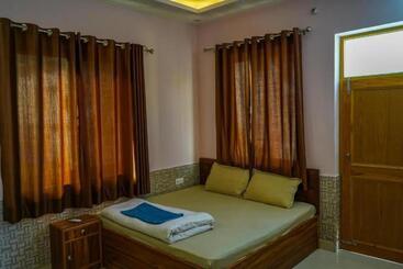 Shanti Hostel And Garden Cafe