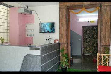 هتل کپسول Pmr Queens Living