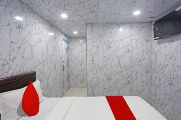 Oyo Flagship Hotel Happy Hours