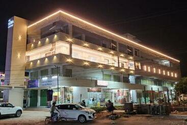 בית מלון כפרי Amulyaa Grand Inn