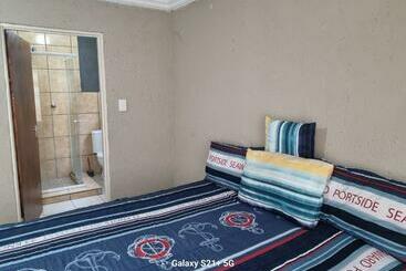 تختخواب و صبحانه Losdudla Guest House Kanyamazane