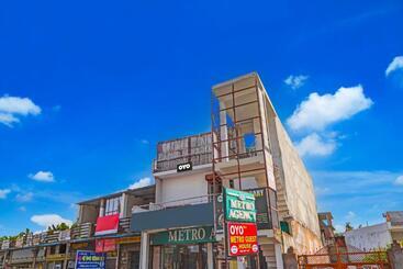 בית מלון כפרי Oyo Flagship Metro Guest House