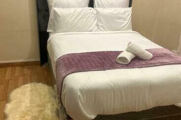 Pensión 121 On Maud