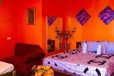 فندق Ritzy's White Beach Resort & Restaurant