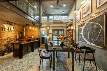 هاستل House Of Machine Boutique