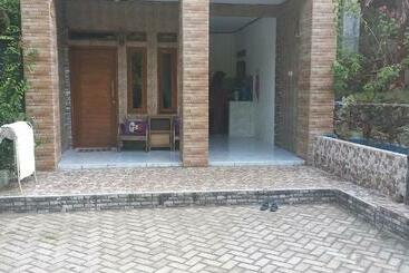 Pensió Madasari House Karinduaji