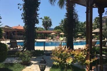 Asur Hotel & Aparts & Villas