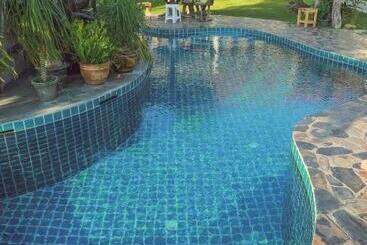 استراحتگاه Tree Roots Retreat