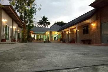 Nocleg ze śniadaniem Maesai Holic Lodge