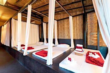 리조트 The Privilege Hotel Ezra Beach Villas