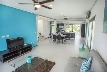 آپارتمان Acacia Condos