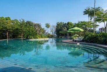 Otel Royal Tulip Gunung Geulis Resort And Golf