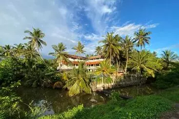 Pensió Asanka Surf House & Resturant