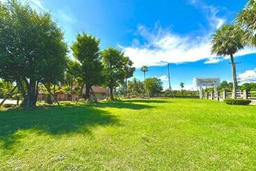 ホテル โรงแรมแสงทองรีสอร์ท