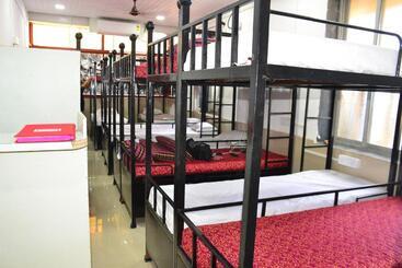 Yaan Dormitory Gents Hostel