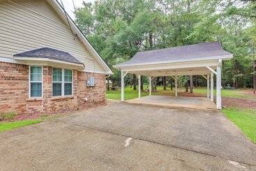 کلبه Dog Friendly Alabama Retreat W/ Patio & Fire Pit!