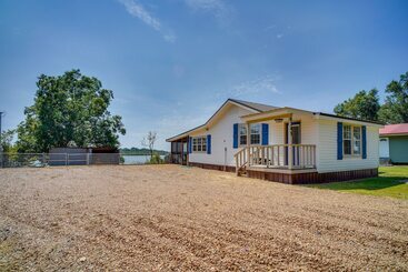Hus på landet Lakefront Jonesville Cabin W/ Dock + Fire Pit!
