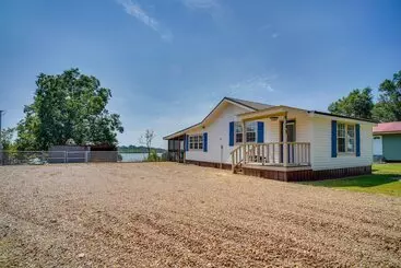 Mökkimajoitus Lakefront Jonesville Cabin W/ Dock + Fire Pit!