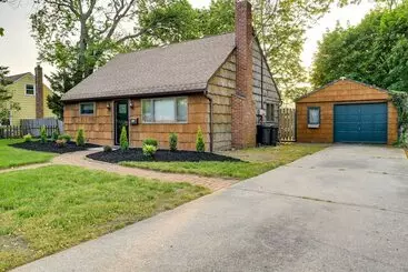 کلبه Long Island Home W/ Deck, Yard, 5 Mi To Beach!