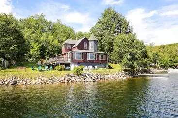 Mökkimajoitus Maine Lake House W/ Private Dock & Kayaks!