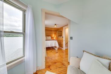 별장 Maine Lake House W/ Private Dock & Kayaks!
