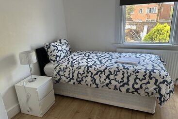 레지던스 Immaculate 4 Bed House In Enfield Near Enfield Loc