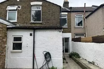 Residenssi Immaculate 4 Bed House In Enfield Near Enfield Loc