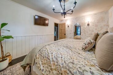 بيت ريفى Stylish Willoughby Hills Retreat W/ Fireplace!