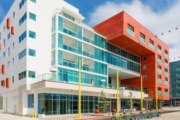 Отель Courtyard By Marriott Santa Monica