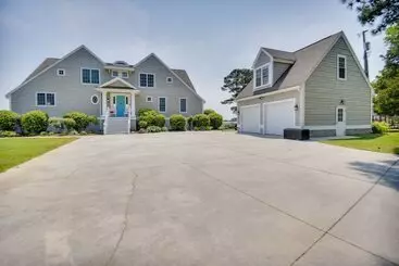 Mökkimajoitus Bayfront White Stone Escape W/ Private Beach!