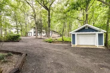 Blythewood Modern Cottage Retreat: Deck & Grill!