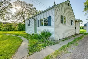 Mökkimajoitus Cozy Home W/ Backyard ~ 3 Mi To Downtown Saginaw!