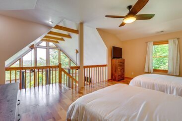 Kır Evi Cozy Murphy Cabin Retreat: Hot Tub & Mtn Views!