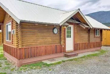 コテージ Cozy Thompson Falls Cabin W/ Mountain Views