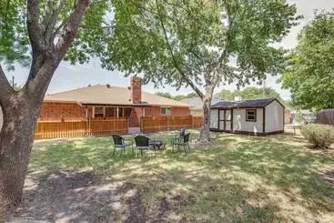 Mökkimajoitus Darling Waxahachie Home W/ Yard & Fire Pit!
