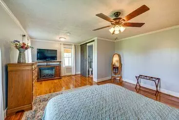 Mökkimajoitus Dobson Farmhouse W/ Scenic Porch   Near Vineyards!