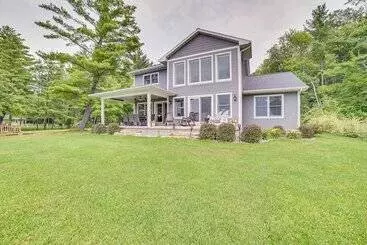 Mökkimajoitus Houghton Lake Home W/ Private Dock + Kayaks!