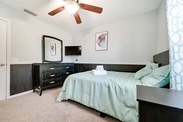 별장 Pet Friendly Land O Lakes Home W/ Private Yard!