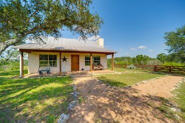 Vakantiehuisje Rustic Elegant Cabin: Deck, Near Lake Travis!