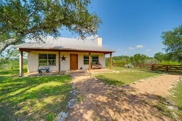 コテージ Rustic Elegant Cabin: Deck, Near Lake Travis!