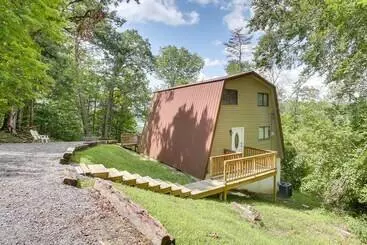 コテージ Secluded Jamestown Cabin W/ Fire Pit!