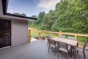 Mökkimajoitus Serene Bryant Retreat W/ Private Hot Tub!