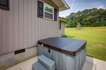 קוטג'' Serene Bryant Retreat W/ Private Hot Tub!