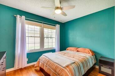 بيت ريفى Lake Jackson Home W/ Yard, 14 Mi To Beaches!