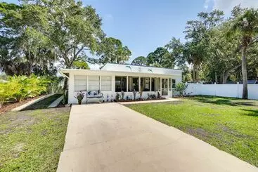 Mökkimajoitus Hot Tub, Grill & Fire Pit: Port Richey Retreat