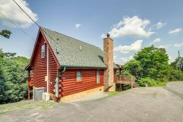 Landhus Sevierville Cabin: Private Deck, Community Pool!