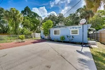 コテージ Sunny Hudson Home W/ Private Yard & Fire Pit!